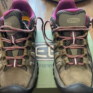 Keen women’s hiking shoe 7.5 waterproof